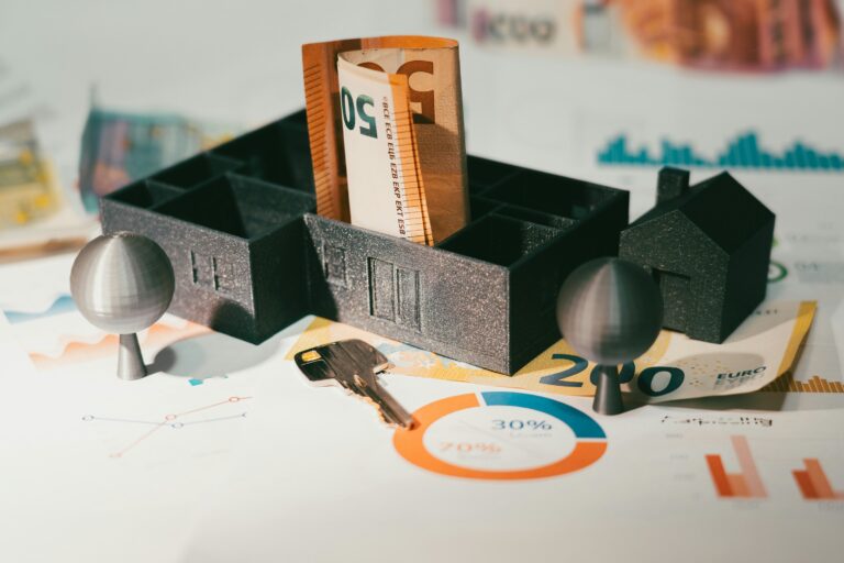 Makieta 3D z banknotami euro i wykresami, ilustrująca jakie są ukryte koszty budowy domu